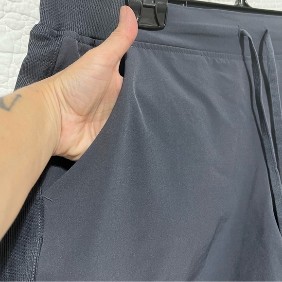 REEBOK Womens Dark Grey Cuffed Shorts, Size Large, #216 - Picture 5 of 9